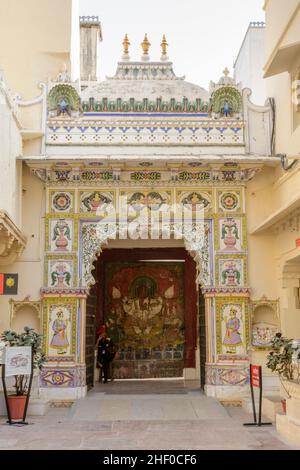 Aufwendige Architektur der Gebäude in der Stadt Udaipur Palace Complex, Udaipur, Rajasthan, Indien, Südasien Stockfoto