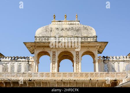 Aufwendige Architektur der Gebäude in der Stadt Udaipur Palace Complex, Udaipur, Rajasthan, Indien, Südasien Stockfoto