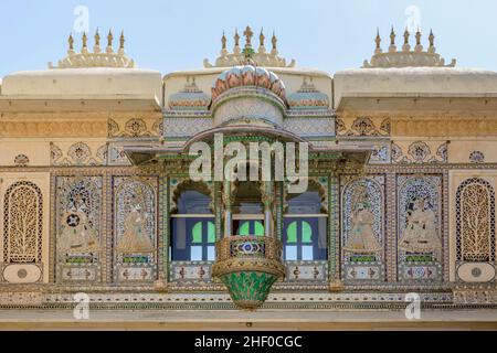 Aufwendige Architektur der Gebäude in der Stadt Udaipur Palace Complex, Udaipur, Rajasthan, Indien, Südasien Stockfoto