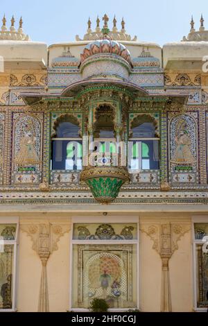 Aufwendige Architektur der Gebäude in der Stadt Udaipur Palace Complex, Udaipur, Rajasthan, Indien, Südasien Stockfoto