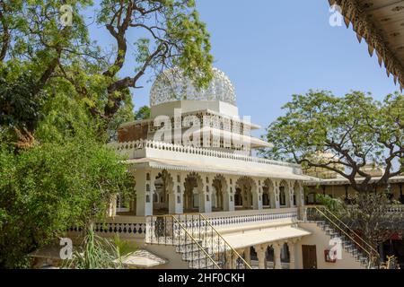 Zenana Mahal Gebäude in einem Innenhof des Stadtpalastkomplexes Udaipur, Udaipur, Rajasthan, Indien, Südasien Stockfoto