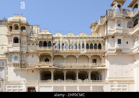 Aufwendige Architektur der Gebäude in der Stadt Udaipur Palace Complex, Udaipur, Rajasthan, Indien, Südasien Stockfoto