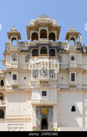 Aufwendige Architektur der Gebäude in der Stadt Udaipur Palace Complex, Udaipur, Rajasthan, Indien, Südasien Stockfoto