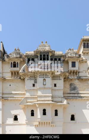 Aufwendige Architektur der Gebäude in der Stadt Udaipur Palace Complex, Udaipur, Rajasthan, Indien, Südasien Stockfoto