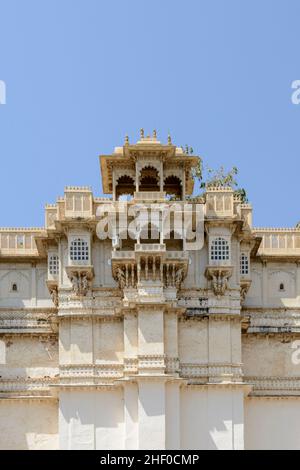 Aufwendige Architektur der Gebäude in der Stadt Udaipur Palace Complex, Udaipur, Rajasthan, Indien, Südasien Stockfoto