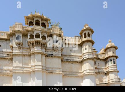 Aufwendige Architektur der Gebäude in der Stadt Udaipur Palace Complex, Udaipur, Rajasthan, Indien, Südasien Stockfoto