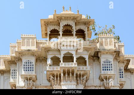 Aufwendige Architektur der Gebäude in der Stadt Udaipur Palace Complex, Udaipur, Rajasthan, Indien, Südasien Stockfoto