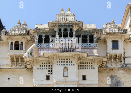 Aufwendige Architektur der Gebäude in der Stadt Udaipur Palace Complex, Udaipur, Rajasthan, Indien, Südasien Stockfoto