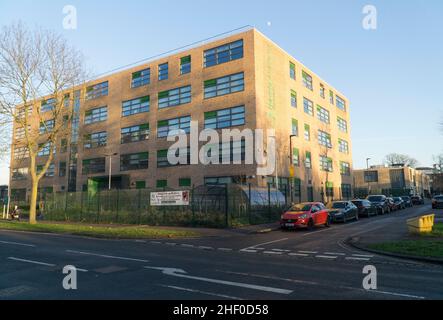 London, Großbritannien, 12. Januar 2022: Die Harris Academy Secondary School in Clapham, die Gymnasiasten im Alter von 7 bis 11 Jahren unterrichtet. Das Programm der Akademie hat die Bildung für private Unternehmen geöffnet, ein Gewinnmotiv in den Sektor eingebracht und Schulen aus der Kontrolle der lokalen Behörden entfernt. Die Harris Federation ist eine gemeinnützige, gemeinnützige Organisation, die von Lord Harris aus Peckham, ehemals Philip Harris, dem Geschäftsführer von Carpetright, gegründet wurde. Anna Watson/Alamy Stockfoto