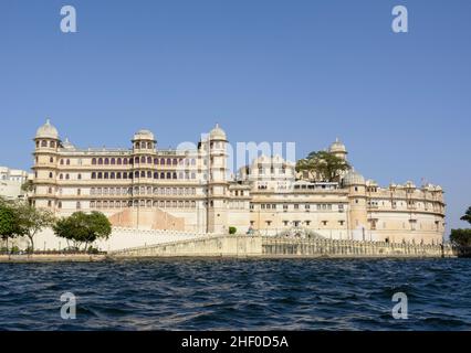 Blick auf Udaipur Palace Complex aus Lake Pichola, Udaipur, Rajasthan, Indien, Südasien Stockfoto