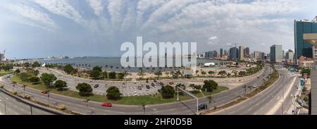 Luanda Angola - 10 13 2021: Luftaufnahme der Innenstadt von Luanda, Bucht, Cabo Island und Hafen von Luanda, marginale und zentrale Gebäude, in Angola Stockfoto