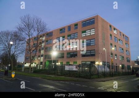 London, Großbritannien, 12. Januar 2022: Die Harris Academy Secondary School in Clapham, die Gymnasiasten im Alter von 7 bis 11 Jahren unterrichtet. Das Programm der Akademie hat die Bildung für private Unternehmen geöffnet, ein Gewinnmotiv in den Sektor eingebracht und Schulen aus der Kontrolle der lokalen Behörden entfernt. Die Harris Federation ist eine gemeinnützige, gemeinnützige Organisation, die von Lord Harris aus Peckham, ehemals Philip Harris, dem Geschäftsführer von Carpetright, gegründet wurde. Anna Watson/Alamy Stockfoto
