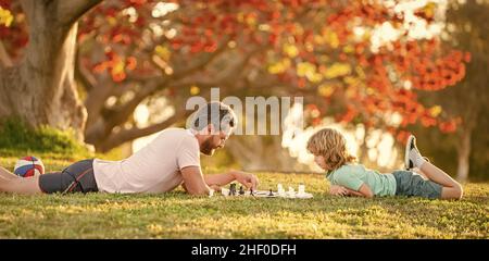 Elternschaft und Kindheit. Schachmatt. Zeit zusammen verbringen. Strategisch und taktisch Stockfoto