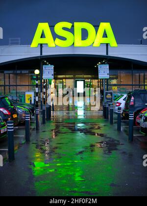 Der Parkplatz und die Fassade des A-Ladens der britischen ASDA-Supermarktkette, gelegen in einem Wohngebiet im Norden Englands. Stockfoto