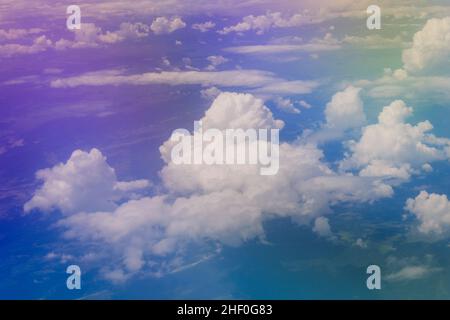 Luftaufnahme vom Flugzeugfenster aus, Vereinigte Arabische Emirate, mit Blick auf die hellen und bunten Wolken unter der Stadt Dubai Stockfoto