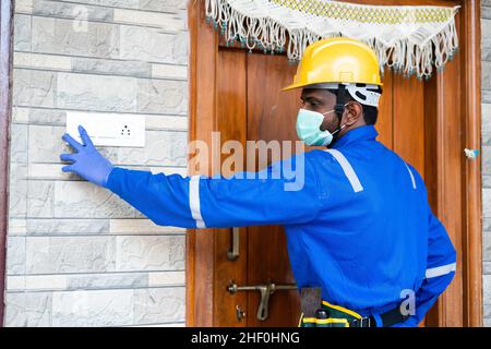 Klempner mit medizinischer Gesichtsmaske bei Kunden zu Hause für die Wartung - Konzept der Hausinstallation Reparatur-und Wartungsservice mit covid-19 oder Coronavirus Stockfoto