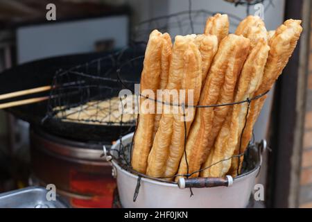 Chinesische frittierte Teigstange (auch Youtiao genannt). Berühmter traditioneller Snack in China Stockfoto