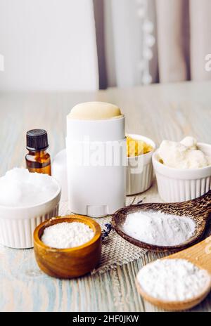 Herstellung hausgemachter Deodorant Stick mit allen natürlichen Zutaten Konzept. Holzhintergrund. Zutaten: Pfeilwurzelpulver, Backpulver, Bienenwachs. Stockfoto