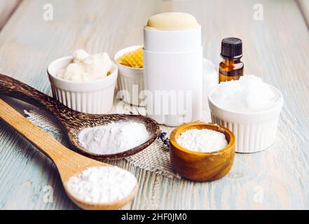 Herstellung hausgemachter Deodorant Stick mit allen natürlichen Zutaten Konzept. Holzhintergrund. Zutaten: Pfeilwurzelpulver, Backpulver, Bienenwachs. Stockfoto