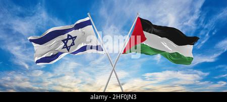 Gekreuzte Nationalflaggen von Israel und Palästina, die im Wind bei bewölktem Himmel winken. Symbolisieren von Beziehung, Dialog, Reisen zwischen zwei Ländern Stockfoto