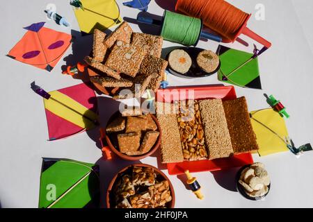 Leckere Peanut Chikki, Sesamsamen Chiki, Rajgira oder Amaranth Chikky und zerkleinerte Peanut Chikkis. Sankranti spezielle traditionelle Süßigkeiten verschiedene Töpfe Stockfoto