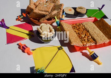 Leckere Peanut Chikki, Sesamsamen Chiki, Rajgira oder Amaranth Chikky und zerkleinerte Peanut Chikkis. Sankranti spezielle traditionelle Süßigkeiten verschiedene Töpfe Stockfoto