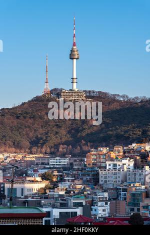 Distrikt Itaewon und Namsan Tower in Yongsan, Seoul, Südkorea, am 13. Januar 2021 Stockfoto