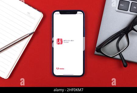 Charkow, Ukraine - 10. Januar 2022: Adobe Acrobat Reader-Anwendungslogo. Business-Desktop-Hintergrund, Draufsicht Stockfoto