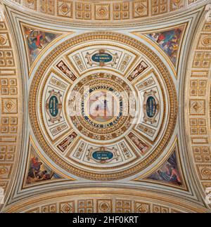 ROM, ITALIEN - 31. AUGUST 2021: Deckenfresko (neue Testamentszenen und Engel) in der seitlichen Kuppel der Kirche Chiesa del Sacro Cuore di Gesù. Stockfoto