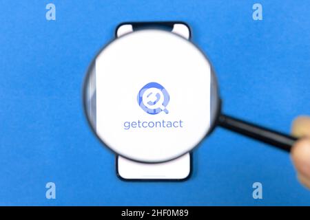 Charkow, Ukraine - 10. Januar 2022: GetContact-Anwendungslogo, Titelbild. Business-Desktop-Hintergrund, Draufsicht Stockfoto