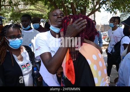 Nairobi, Kenia. 13th Januar 2022. Ein Demonstrator tröstet ihre Amtskollegin während eines Protestes in Nairobi.die Queer Republic organisierte einen Protest nach der Bemerkung, dass homosexuelle Studenten vom Bildungsminister Prof. George Magoha in Kenia aus dem Internat ausgeschlossen werden sollten. Kredit: SOPA Images Limited/Alamy Live Nachrichten Stockfoto