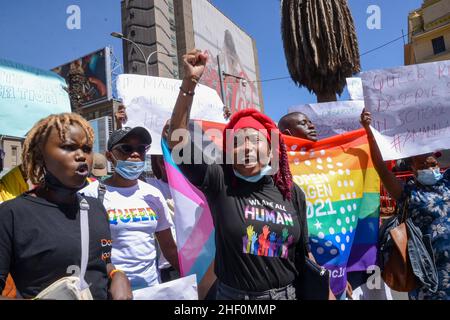 Nairobi, Kenia. 13th Januar 2022. Während des Protestes in Nairobi halten Demonstranten Plakate und chören Parolen.die Queer Republic organisierte einen Protest nach der Bemerkung, dass homosexuelle Studenten vom Bildungsminister Prof. George Magoha in Kenia aus dem Internat ausgeschlossen werden sollten. Kredit: SOPA Images Limited/Alamy Live Nachrichten Stockfoto