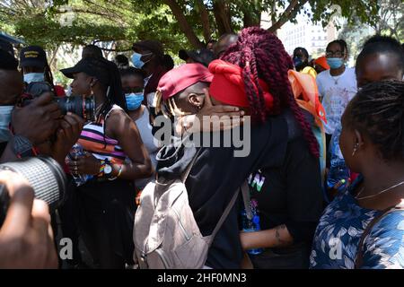 Nairobi, Kenia. 13th Januar 2022. Ein Demonstrator tröstet ihre Amtskollegin während eines Protestes in Nairobi.die Queer Republic organisierte einen Protest nach der Bemerkung, dass homosexuelle Studenten vom Bildungsminister Prof. George Magoha in Kenia aus dem Internat ausgeschlossen werden sollten. Kredit: SOPA Images Limited/Alamy Live Nachrichten Stockfoto