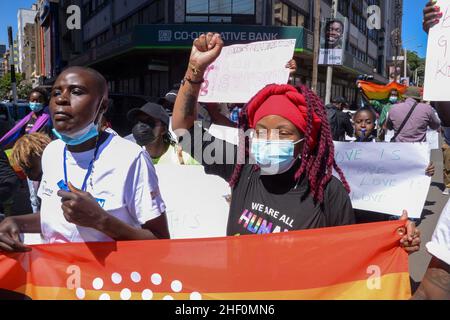 Nairobi, Kenia. 13th Januar 2022. Während des Protestes in Nairobi halten Demonstranten Plakate und chören Parolen.die Queer Republic organisierte einen Protest nach der Bemerkung, dass homosexuelle Studenten vom Bildungsminister Prof. George Magoha in Kenia aus dem Internat ausgeschlossen werden sollten. Kredit: SOPA Images Limited/Alamy Live Nachrichten Stockfoto