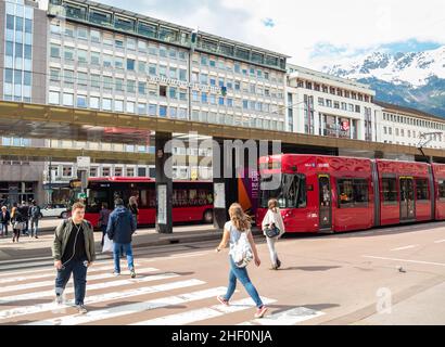 Innsbruck, Österreich - April 17th 2018: Haltestelle der öffentlichen Verkehrsmittel vor dem Hauptbahnhof. Stockfoto