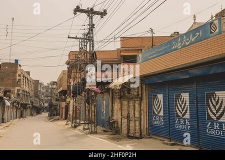 Peshawar, Pakistan - 10. Juli 2021: Keine Menschen auf den leeren Straßen des pakistanischen Stadtzentrums Peshawar in der Nähe der Weißen Moschee Stockfoto