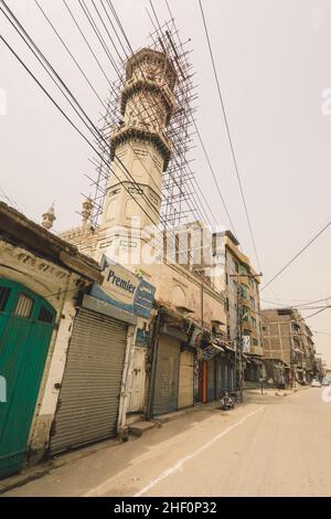 Peshawar, Pakistan - 10. Juli 2021: Keine Menschen auf den leeren Straßen des pakistanischen Stadtzentrums Peshawar in der Nähe der Weißen Moschee Stockfoto
