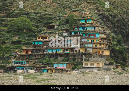 Traditionelle und einzigartige Dorfhäuser auf dem grünen Hochland in den pakistanischen Bergen, Gilgit - Baltistan, Pakistan Stockfoto