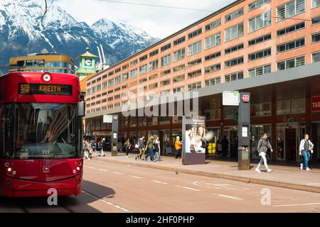 Innsbruck, Österreich - April 17th 2018: Haltestelle der öffentlichen Verkehrsmittel vor dem Hauptbahnhof. Stockfoto