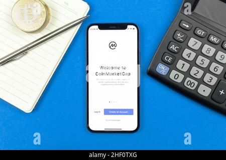 Charkow, Ukraine - 10. Januar 2022: Coinmarketcap-Anwendungslogo, Titelbild. Business-Desktop-Hintergrund, Draufsicht Stockfoto