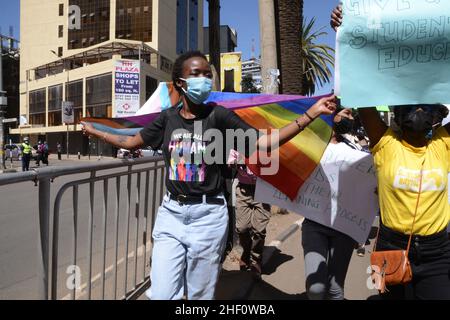 Nairobi, Kenia. 13th Januar 2022. Während eines Protestes in Nairobi wird ein Demonstrator mit einer LGBTQ-Flagge gesehen.die Queer Republic organisierte einen Protest nach der Bemerkung, dass homosexuelle Studenten vom Bildungsminister Prof. George Magoha in Kenia aus dem Internat ausgeschlossen werden sollten. (Foto von John Ochieng/SOPA Images/Sipa USA) Quelle: SIPA USA/Alamy Live News Stockfoto