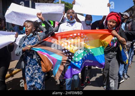 Nairobi, Kenia. 13th Januar 2022. Während eines Protestes in Nairobi werden Demonstranten mit einer LGBTQ-Flagge marschiert sehen.die Queer Republic organisierte einen Protest nach der Bemerkung, dass homosexuelle Studenten vom Bildungsminister Prof. George Magoha in Kenia aus dem Internat ausgeschlossen werden sollten. (Foto von John Ochieng/SOPA Images/Sipa USA) Quelle: SIPA USA/Alamy Live News Stockfoto