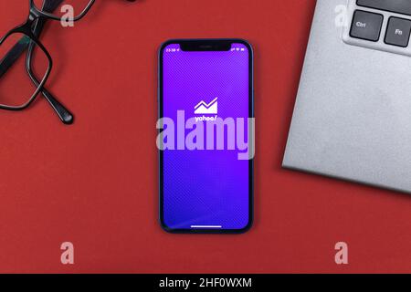 Charkow, Ukraine - 10. Januar 2022: Logo der Yahoo Finance-Anwendung. Business-Desktop-Hintergrund, Draufsicht Stockfoto