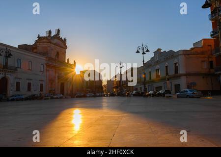 MANDURIA, ITALIEN - 25. August 2020, Blick bei Sonnenuntergang auf den Hauptplatz und die Karminkirche und das Rathaus von Manduria. Manduria ist eine Stadt und Gemeinde Stockfoto