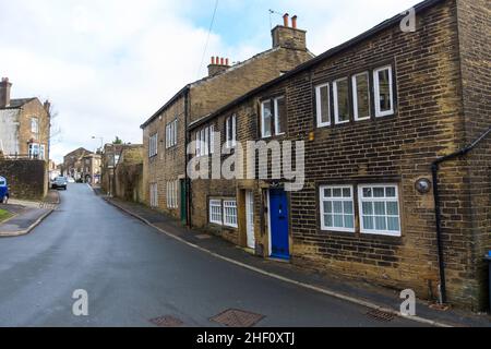 Thornton ist ein Dorf im Stadtbezirk Bradford in West Yorkshire, England. Es liegt westlich von Bradford und hat zusammen mit dem benachbarten Allerton eine Gesamtbevölkerung von 15.004 Einwohnern, die nach der Volkszählung von 2011 auf 17.276 ansteigt]. Seine berühmtesten Bewohner waren die Brontës. Das erhaltene Zentrum des Dorfes behält den Charakter eines typischen Pennine-Dorfes, mit Steinhäusern mit steinernen gefackelten Dächern. Die umliegenden Gebiete bestehen aus moderneren Wohnungen, die immer noch vom Rest der Stadt Bradford durch grüne Felder isoliert sind. Stockfoto