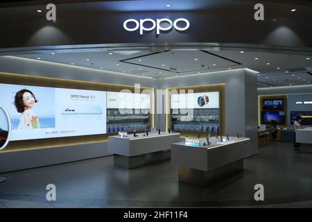 Fassade des Mobiltelefonladens OPPO. OPPO ist eine chinesische elektronische Marke Stockfoto