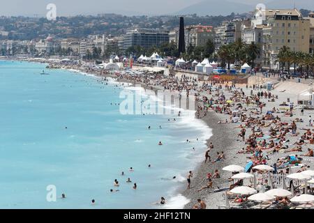 Datei Foto vom 27/06/16 von einer allgemeinen Ansicht des Strandes in Nizza, Frankreich. Frankreich wird sein Urlaubsverbot für britische Urlauber ab Freitagmorgen aufheben, teilte Tourismusminister Jean-Baptiste Lemoyne mit. Ausgabedatum: Donnerstag, 13. Januar 2022. Stockfoto