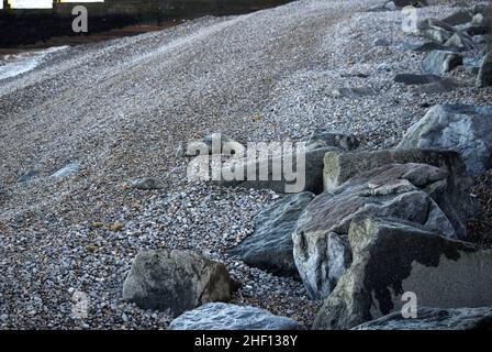 Felsen am Kiesstrand, sheringham, norfolk, england Stockfoto