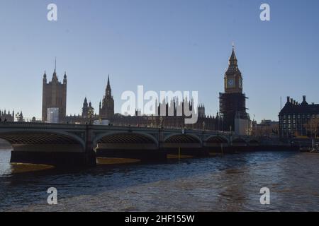 London, Großbritannien 13th. Januar 2022. Houses of Parliament, Big Ben und Westminster Bridge an einem klaren, sonnigen Tag. Kredit: Vuk Valcic / Alamy Live Nachrichten Stockfoto