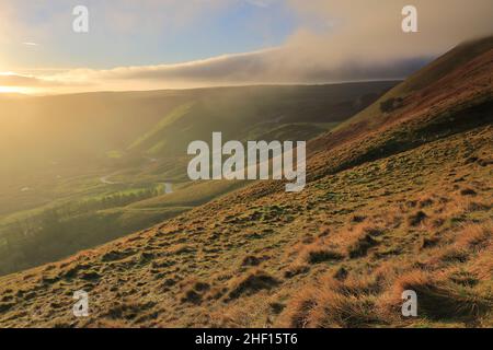 Der Blick vom Mam Tor, in der High Peak Gegend des Peak District National Park, mit Blick auf das Hope Valley und die Überreste der alten Straße aus dem Jahr A625. Stockfoto